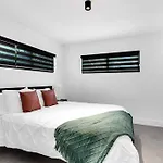 Heated Pool Modern 5 Bedrooms House 10 Minutes To The Ocean