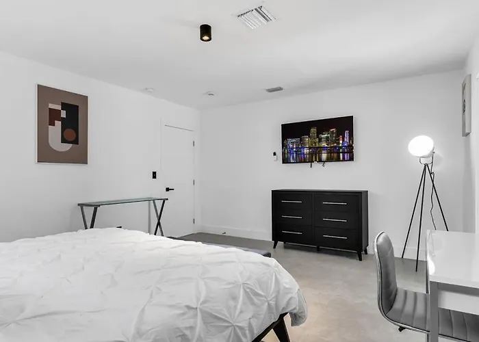 Heated Pool Modern 5 Bedrooms House 10 Minutes To The Ocean