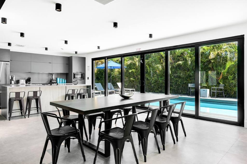 Casa de férias Heated Pool Modern 5 Bedrooms House 10 Minutes To The Ocean