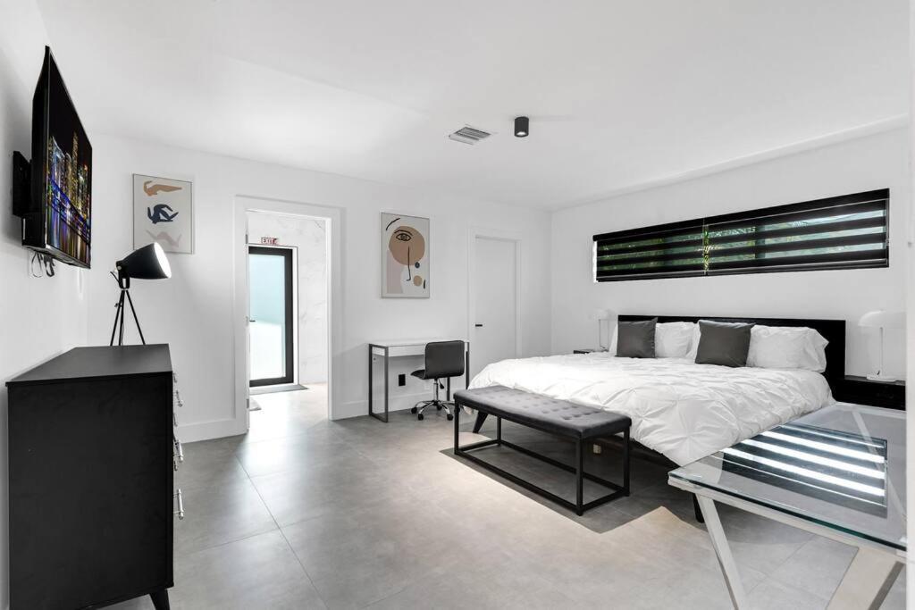 Heated Pool Modern 5 Bedrooms House 10 Minutes To The Ocean